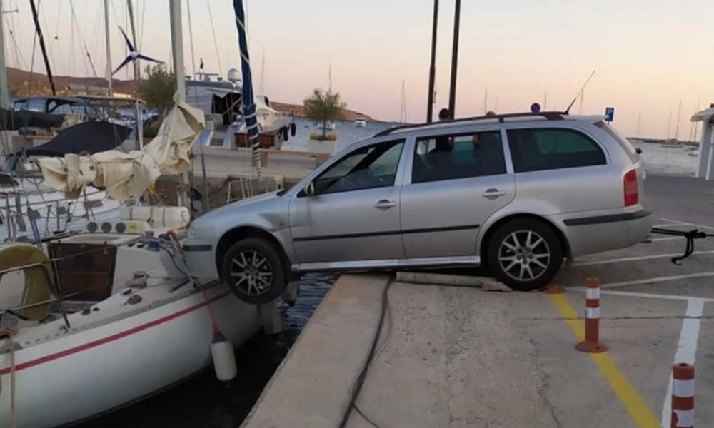 Σύρος: Αυτοκίνητο τράκαρε με ιστιοπλοϊκό σκάφος στη μαρίνα